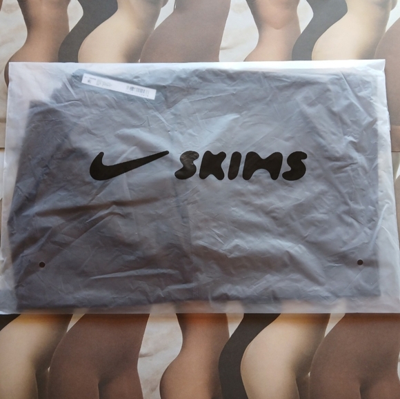 NWT NikeSkims Matte 7" Biker Shorts - Dark Sepia Size Small - Picture 9 of 9